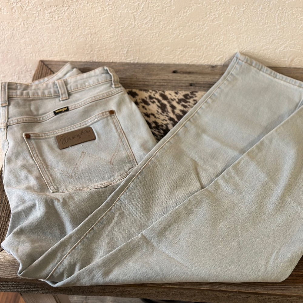 Womens Light Wash Wrangler Jeans - Size 11